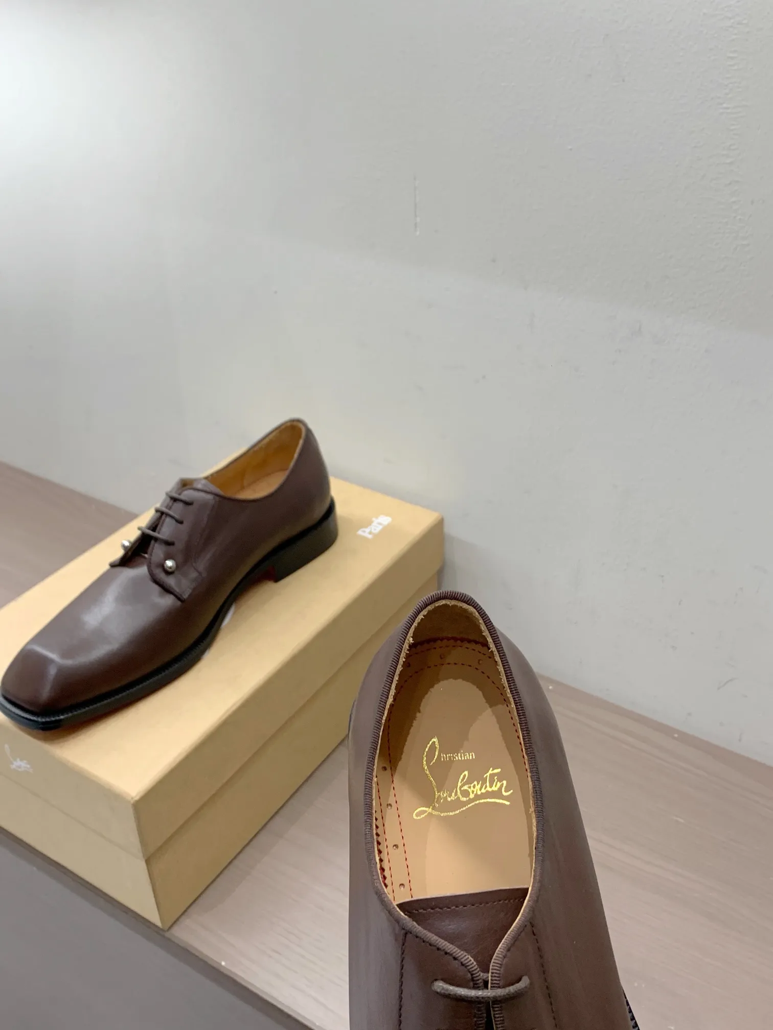 [CL red sole shoes] Top P: 1020💰 Size 39-44 (38.45.46 custom-made, non-returnable) Christian Louboutin men's classic Oxford shoes, men's business formal leather shoes💫Original molding, 1:1 replica, specially made for nobles. The unique shoe shape is unique and 100% comfortable! The whole shoe is made of imported Italian cowhide material, carefully selected, with fine pores and rich luster. Cow leather lining, soft and comfortable, sweat-absorbent and breathable. Genuine leather outsole, non-slip and wear-resistant, full of texture, elegant and luxurious overall, integrating comfort, formality and luxury! The Rolls Royce of shoes!